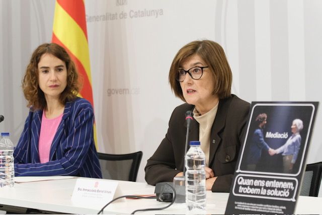 La consejera Ubasart y la directora general, Imma Barral, presentan en rueda de prensa la campaña de mediación | Departamento de Justicia, Derechos y Memoria La consejera Ubasart y la directora general, Imma Barral, presentan en rueda de prensa la campaña de mediación | Departamento de Justicia, Derechos y Memoria