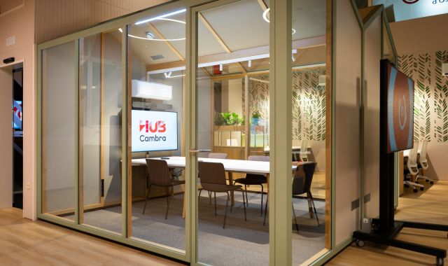 El HUB Cambra Vic tiene 12 espacios de coworking y 2 cabinas de videollamada | Cambra de Comerç de Barcelona Barcelona