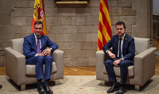 Els presidents Pere Aragonès i Pedro Sánchez, reunits a la Sala de Diputats del Palau de la Generalitat | ACN