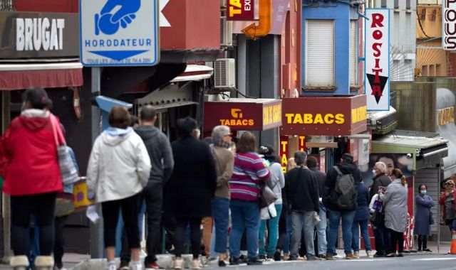 Persones fent cua a un estanc de tabac del Portús | EP 