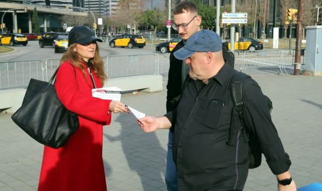 Membres d'Apartur repartint fulletons informatius entre els assistents a l'ISE | ACN