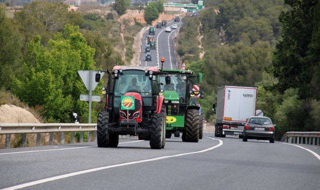 Pagesos protesten en diverses marxes lentes de tractors a diferents punts de la demarcació de Lleida | ACN