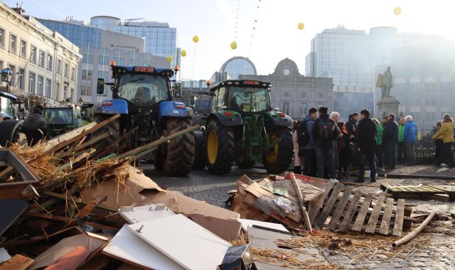  Milers de tractors han bloquejat el matí el barri europeu a Brussel·les | ACN