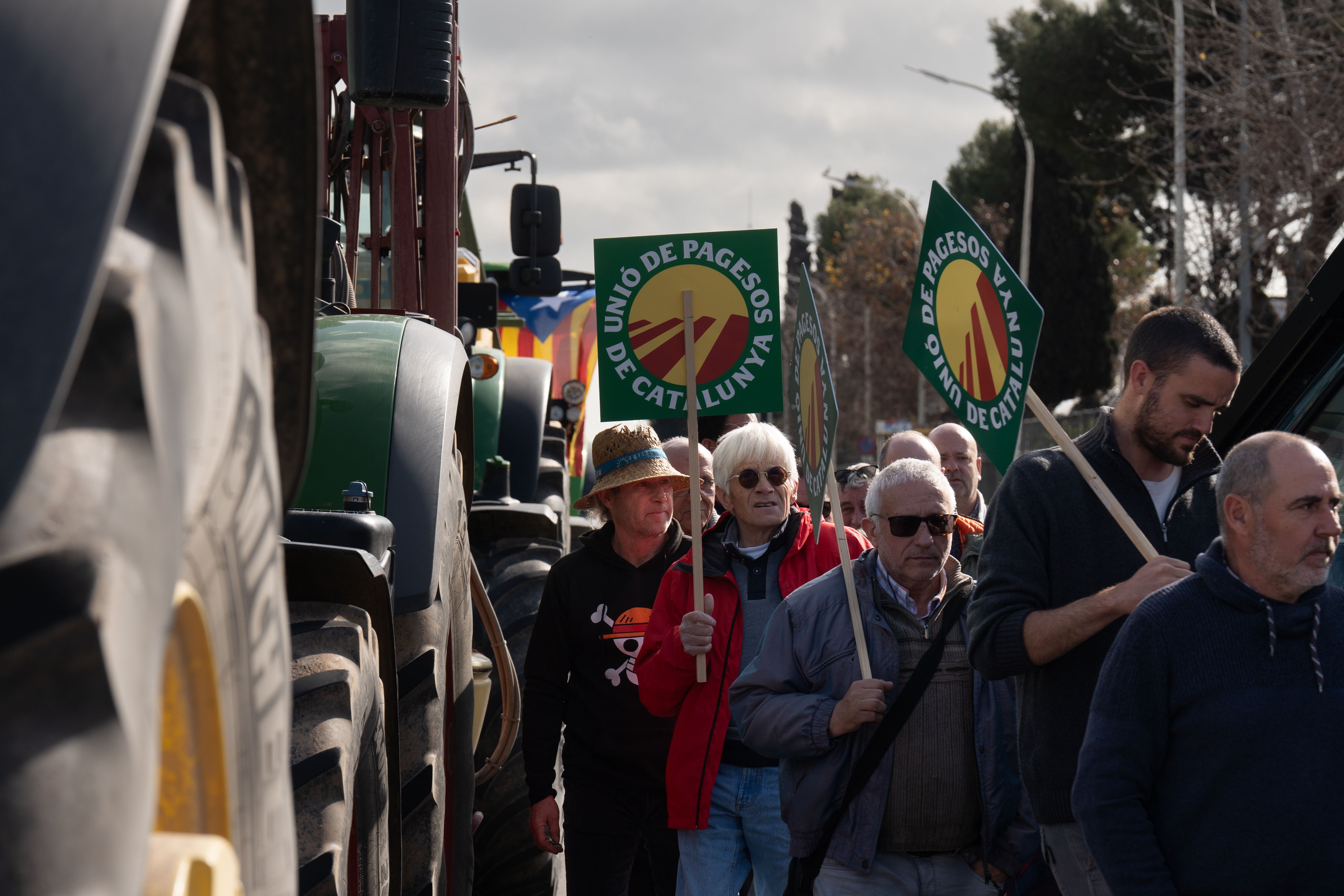 Agricultors manifestant-se en un dels accessos a Mercabarna (Barcelona) | Europa Press