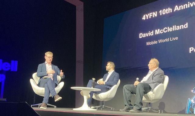 El periodista David McClelland; el director del 4 Years From Now (4YFN), Pere Duran, y el presidente, Yossi Vardi.