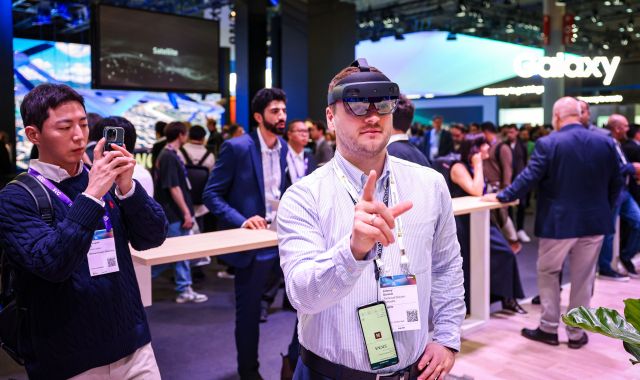 Un visitant amb ulleres de realitat virtual al MWC 2024 | ACN Un visitant amb ulleres de realitat virtual al MWC 2024 | ACN