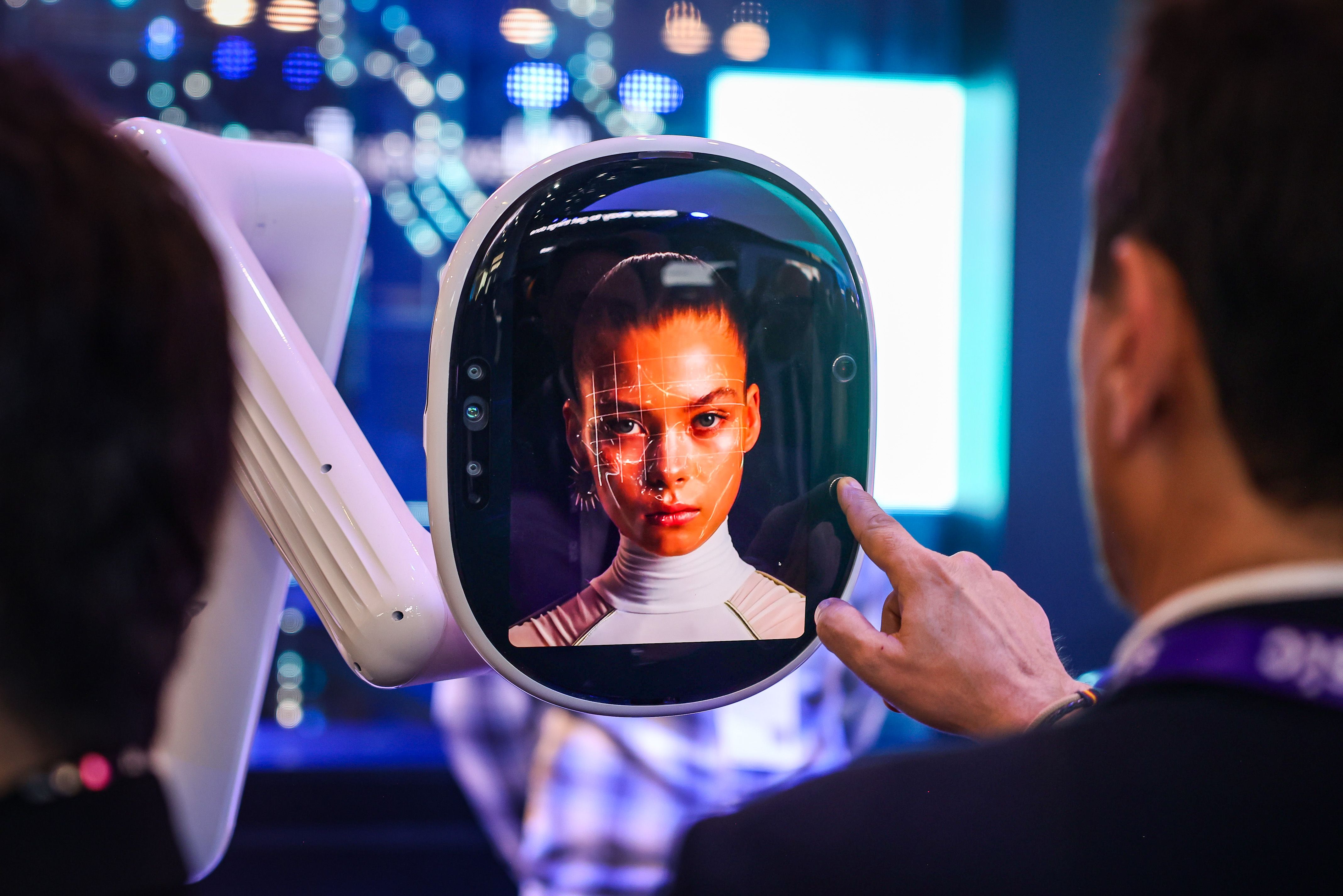 Un visitante interactuando con una aplicación de AI en el MWC 2024 | ACN Un visitante interactuando con una aplicación de AI en el MWC 2024 | ACN