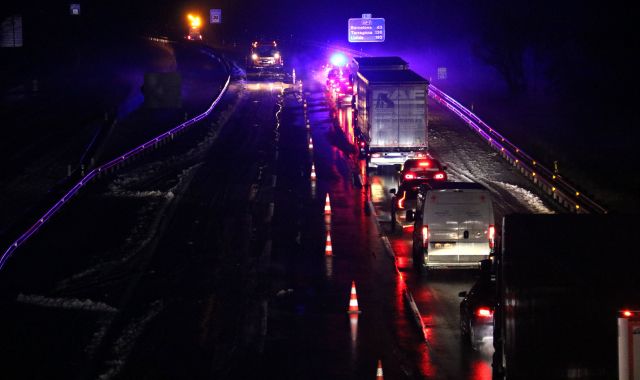 Cotxes en fila per un sol carril a l'AP-7 per la calamarsada del 24 de febrer | ACN