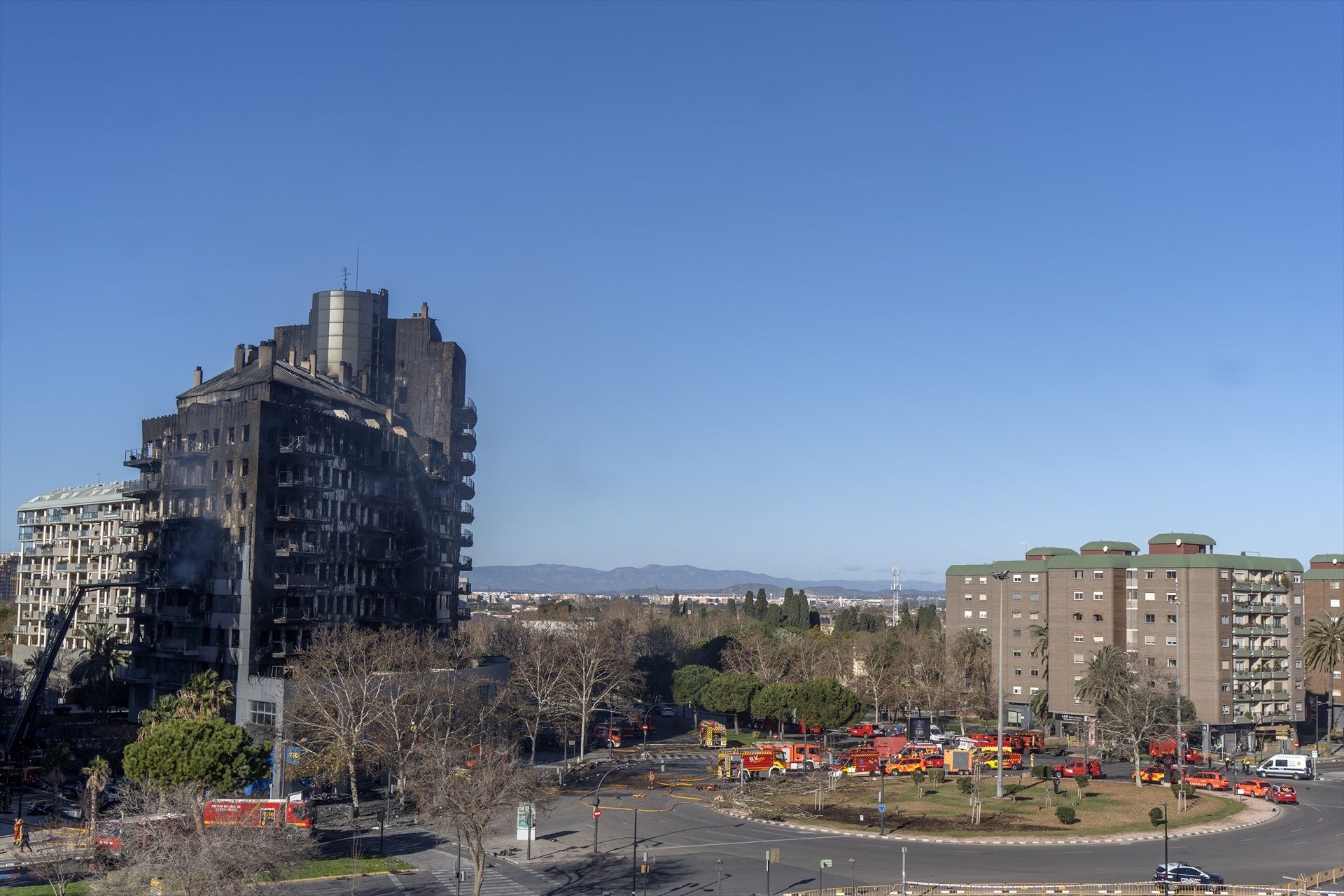 Un incendio de grandes dimensiones arrasó un edificio de 14 plantas en el barrio valenciano de Campana | EP Un incendio de grandes dimensiones arrasó un edificio de 14 plantas en el barrio valenciano de Campana | EP