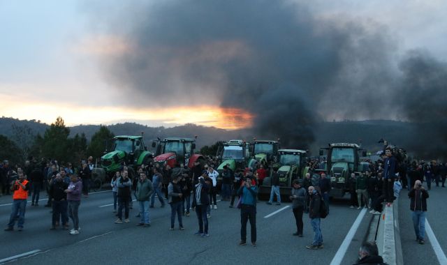 Protestes dels pagesos catalans a l'AP-7 durant el febrer de 2024 | ACN