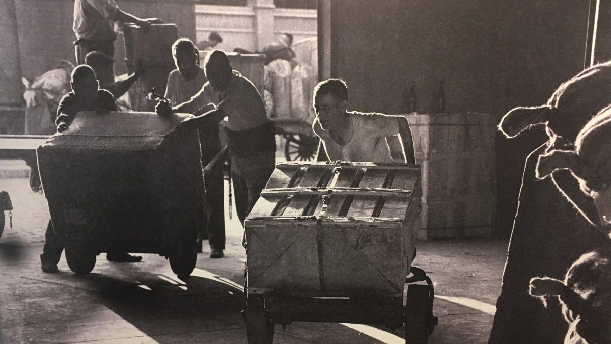 Treballadors manipulant carretons de mà en un magatzem del port de Barcelona | Institut d'Estudis Fotogràfics de Catalunya Treballadors manipulant carretons de mà en un magatzem del port de Barcelona | Institut d'Estudis Fotogràfics de Catalunya