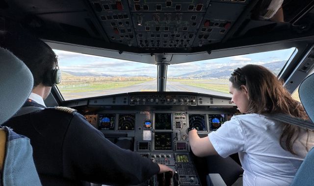 Mònica Morales conduint un avió de Vueling aquesta setmana | Cedida