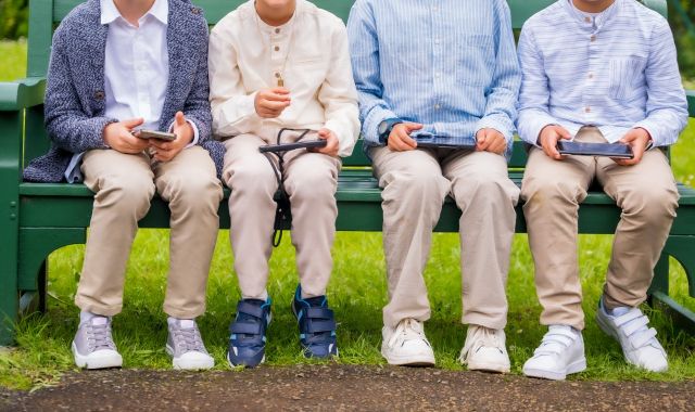 Un de cada quatre nens ja disposa d’un telèfon mòbil als 10 anys | iStock