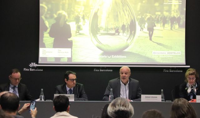 Els responsables d'Alimentaria & Hostelco Antoni Valls, Pere Taberner i Antoni Llorens; i la directora d'Indústria Alimentària d'ICEX, María Naranjo, durant la roda de premsa de presentació del saló | ACN