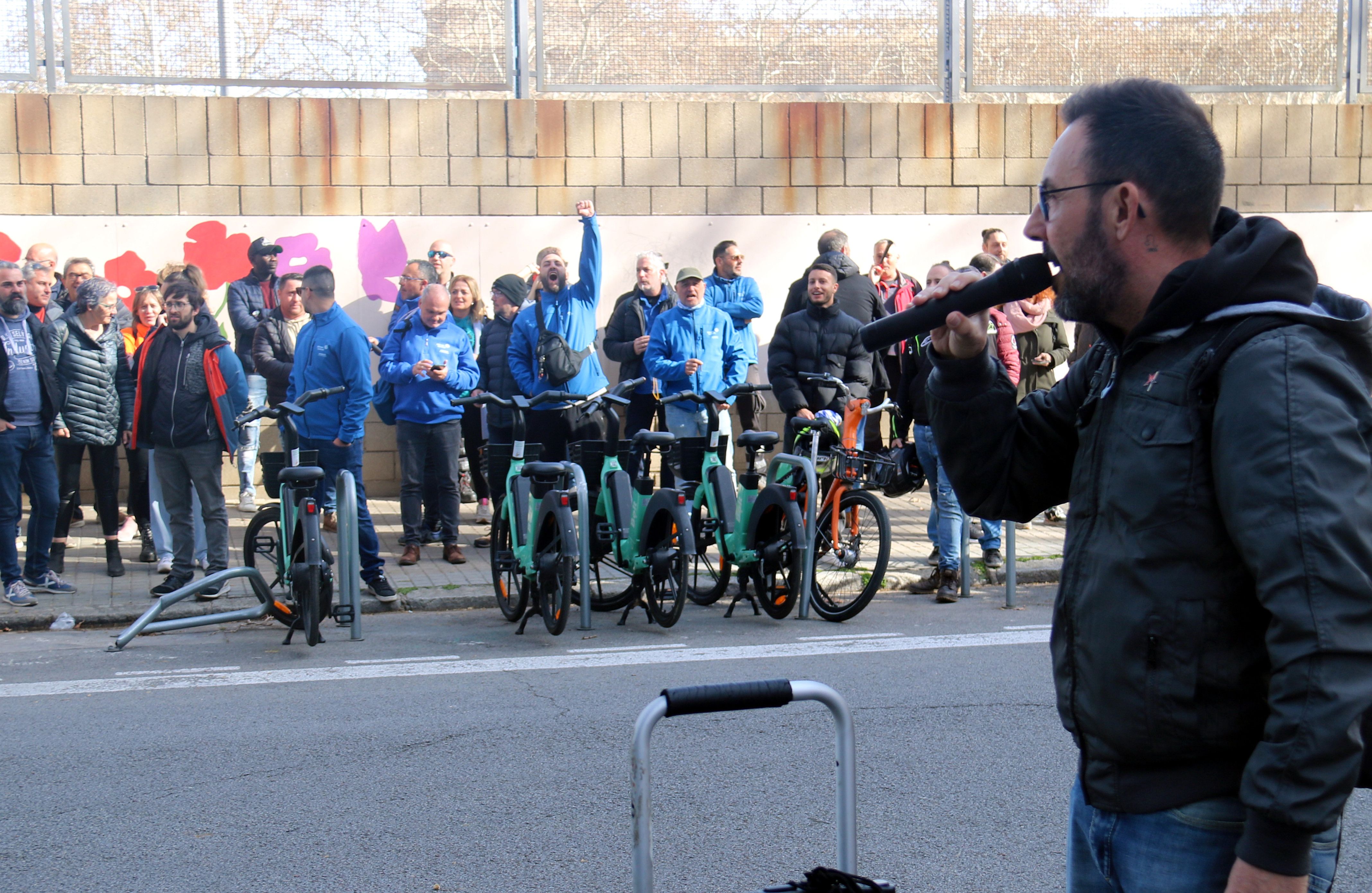 Trabajadores de Hitachi concentrados frente a los Servicios Territoriales de Trabajo en Barcelona | ACN Trabajadores de Hitachi concentrados frente a los Servicios Territoriales de Trabajo en Barcelona | ACN