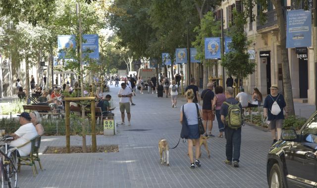 Diverses persones caminen al llarg del carrer Consell de Cent | EP