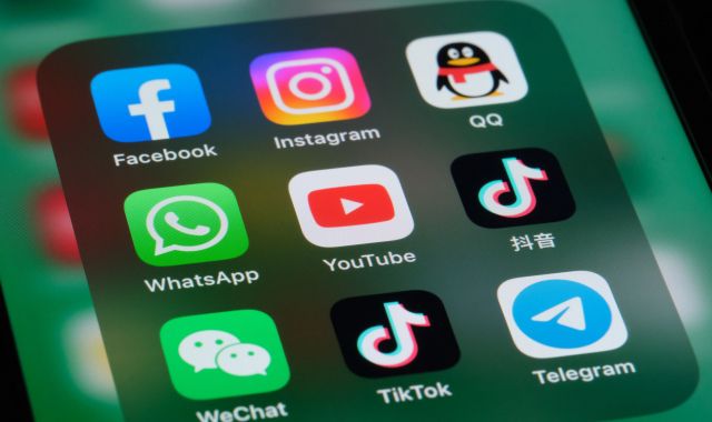 TikTok, WhatsApp i Facebook són algunes de les 'apps' que més es fan servir i que més CO2 emeten | iStock