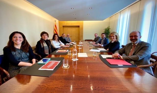 El entonces conseller de Economía, Pere Aragonès, y la exconsellera de Cultura, Mariàngela Vilallonga, en una reunión con representantes de la Plataforma Actua Cultura en el 2020 / ACN
