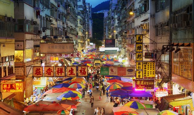 Un carrer ple de locals a Hong Kong | iStock