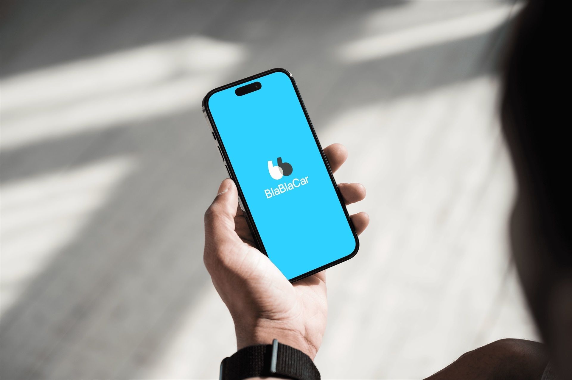 Teléfono móvil abriendo la aplicación de BlaBlaCar | Cedida Teléfono móvil abriendo la aplicación de BlaBlaCar | Cedida