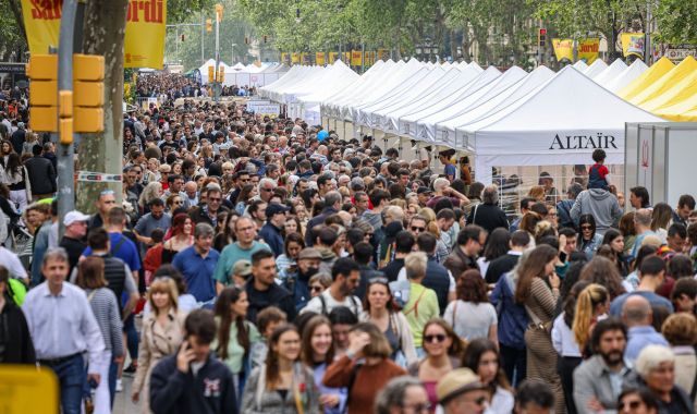 Centenars de persones passejant per la superilla literària de Passeig de Gràcia per Sant Jordi | ACN