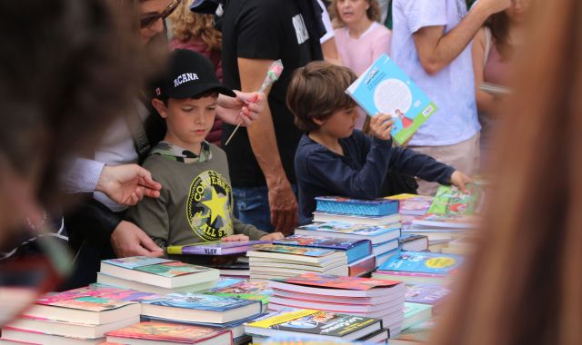 Infants escollint llibre per Sant Jordi a Girona | ACN