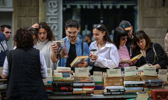 Gent mirant llibres per les parades de la superilla literària per Sant Jordi | ACN Gent mirant llibres per les parades de la superilla literària per Sant Jordi | ACN