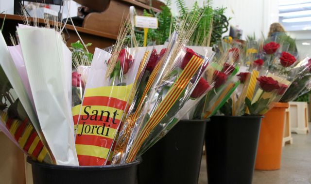 Una de les roses que hi ha a la venda en una parada de Mercabarna-flor | ACN