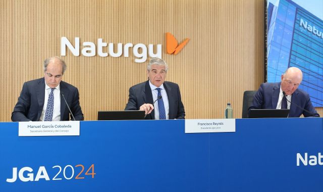 El secretari general de Naturgy, Manuel García Cobaleda, el CEO de Naturgy, Francisco Reynés, i el notari Fernando de la Cámara, durant la junta general d'accionistes de Naturgy | EP