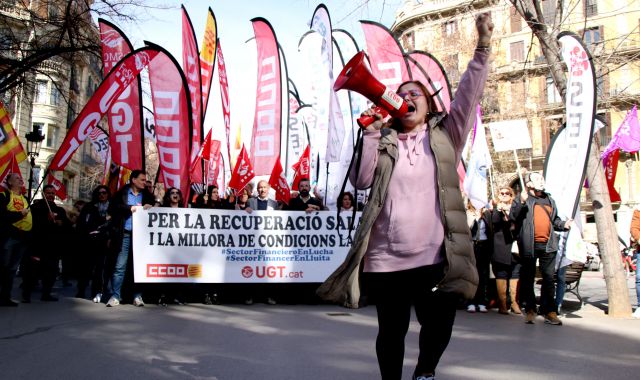 La mobilització dels treballadors de la banca per la Rambla Catalunya, a Barcelona | ACN