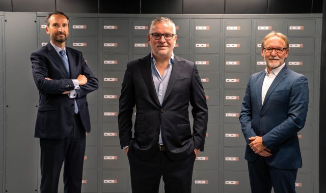 De izquierda a derecha, Antonio de la Casa (Ferrimax), Seamus Fahy (Barcelona Vaults) y Eduard Zamora (ADSI y Security Forum) | EP De izquierda a derecha, Antonio de la Casa (Ferrimax), Seamus Fahy (Barcelona Vaults) y Eduard Zamora (ADSI y Security Forum) | EP