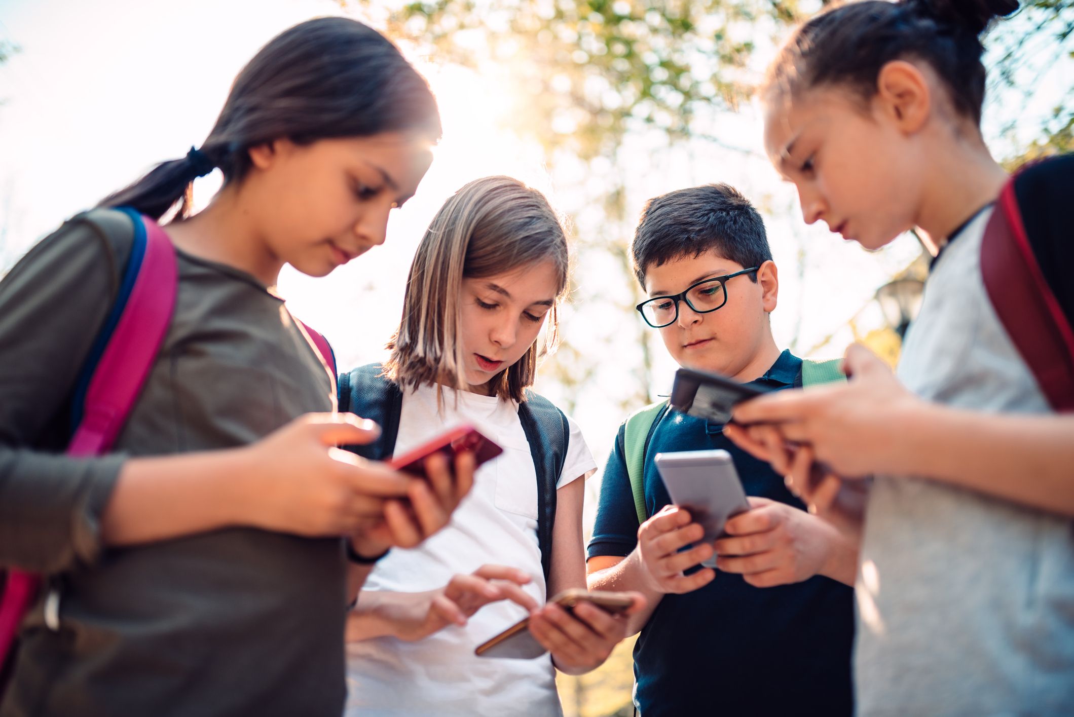Niños haciendo uso de las redes sociales | iStock