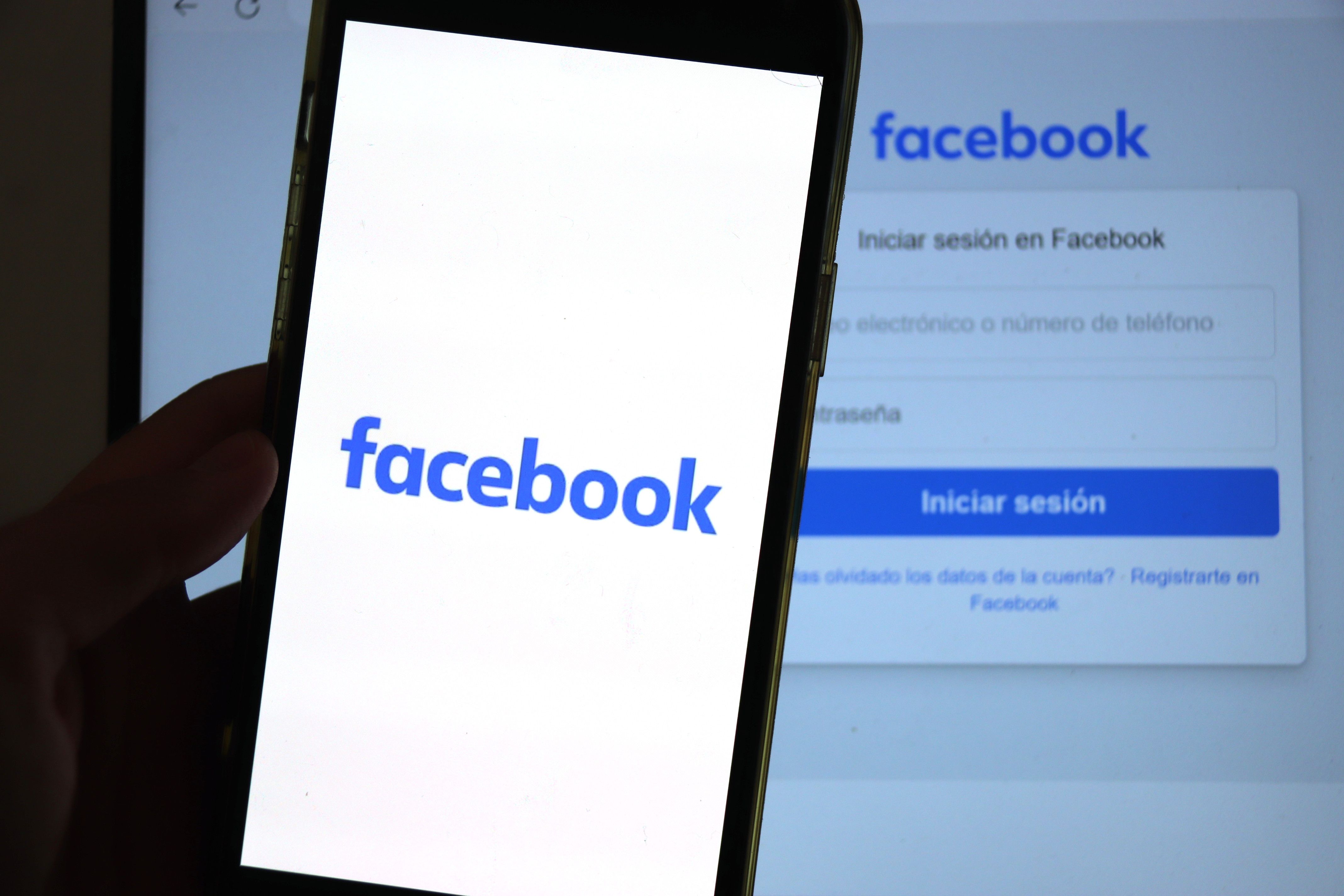 Pantallas con el logo de Facebook | ACN Pantallas con el logo de Facebook | ACN