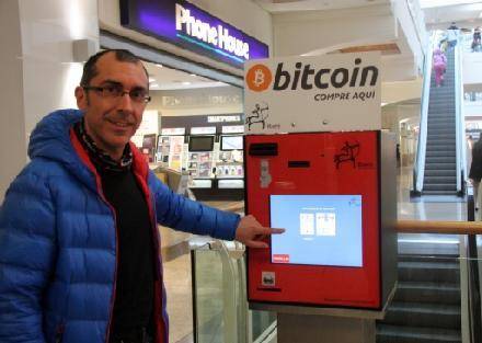 Jordi Maura, propietari de l'empresa que facilita el bitcoin com a sistema de pagament Bussetus, manipulant el caixer automàtic a Diagonal Mar Jordi Maura, propietari de l'empresa que facilita el bitcoin com a sistema de pagament Bussetus, manipulant el caixer automàtic a Diagonal Mar
