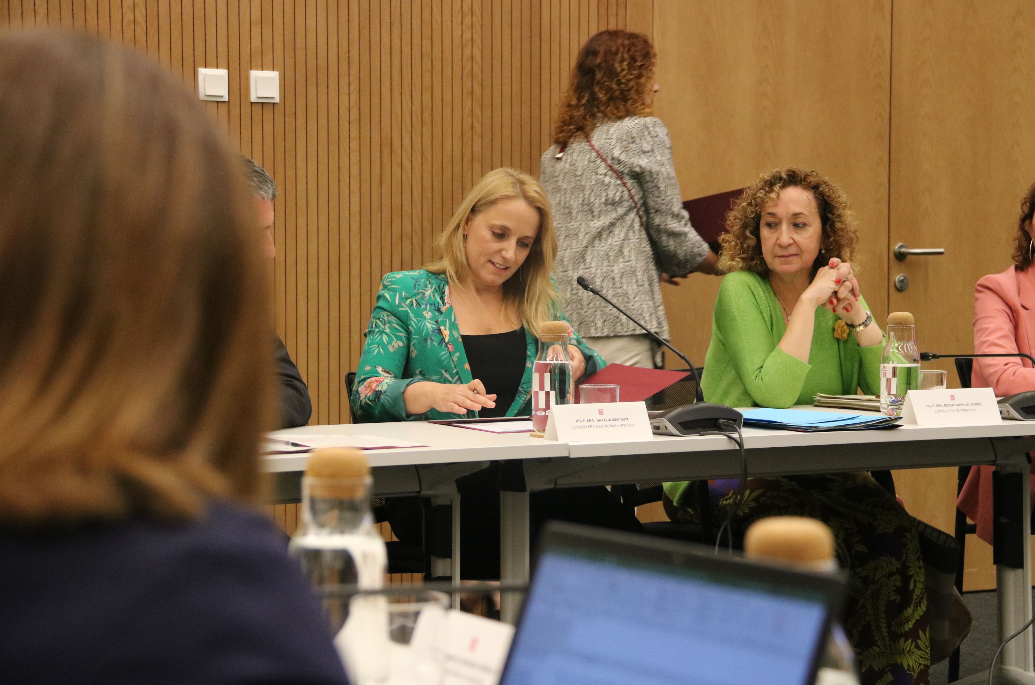 Las consejeras Natàlia Mas i Ester Capella durante la reunión de la Comisión Mixta de Asuntos Económicos y Fiscales | ACN