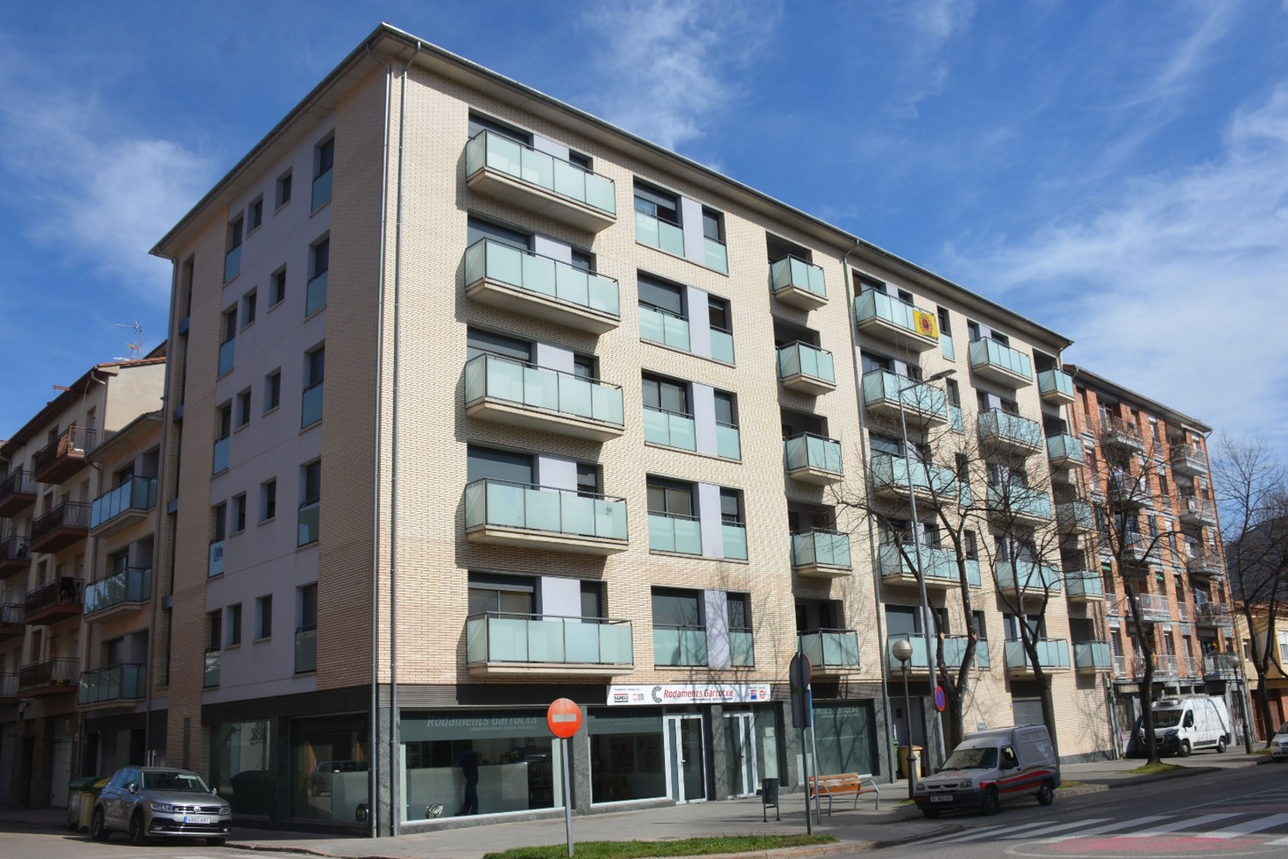 Edificio del barrio de Les Tries propiedad de la Sareb en Olot en una imagen publicada el 12 de marzo del 2020 | ACN Edificio del barrio de Les Tries propiedad de la Sareb en Olot en una imagen publicada el 12 de marzo del 2020 | ACN