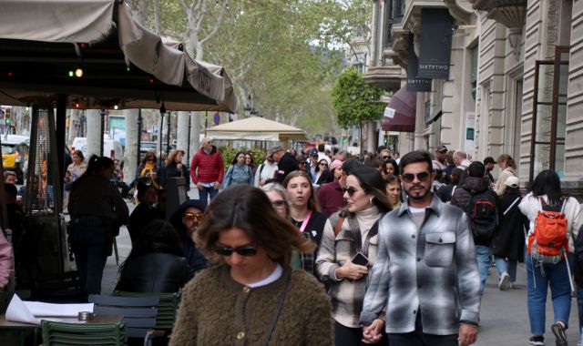Turistes passejant pel passeig de Gràcia de Barcelona| ACN Turistes passejant pel passeig de Gràcia de Barcelona| ACN
