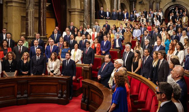 Els diputats del Parlament drets després que s'hagi investit Illa com a nou president de la Generalitat | ACN Els diputats del Parlament drets després que s'hagi investit Illa com a nou president de la Generalitat | ACN