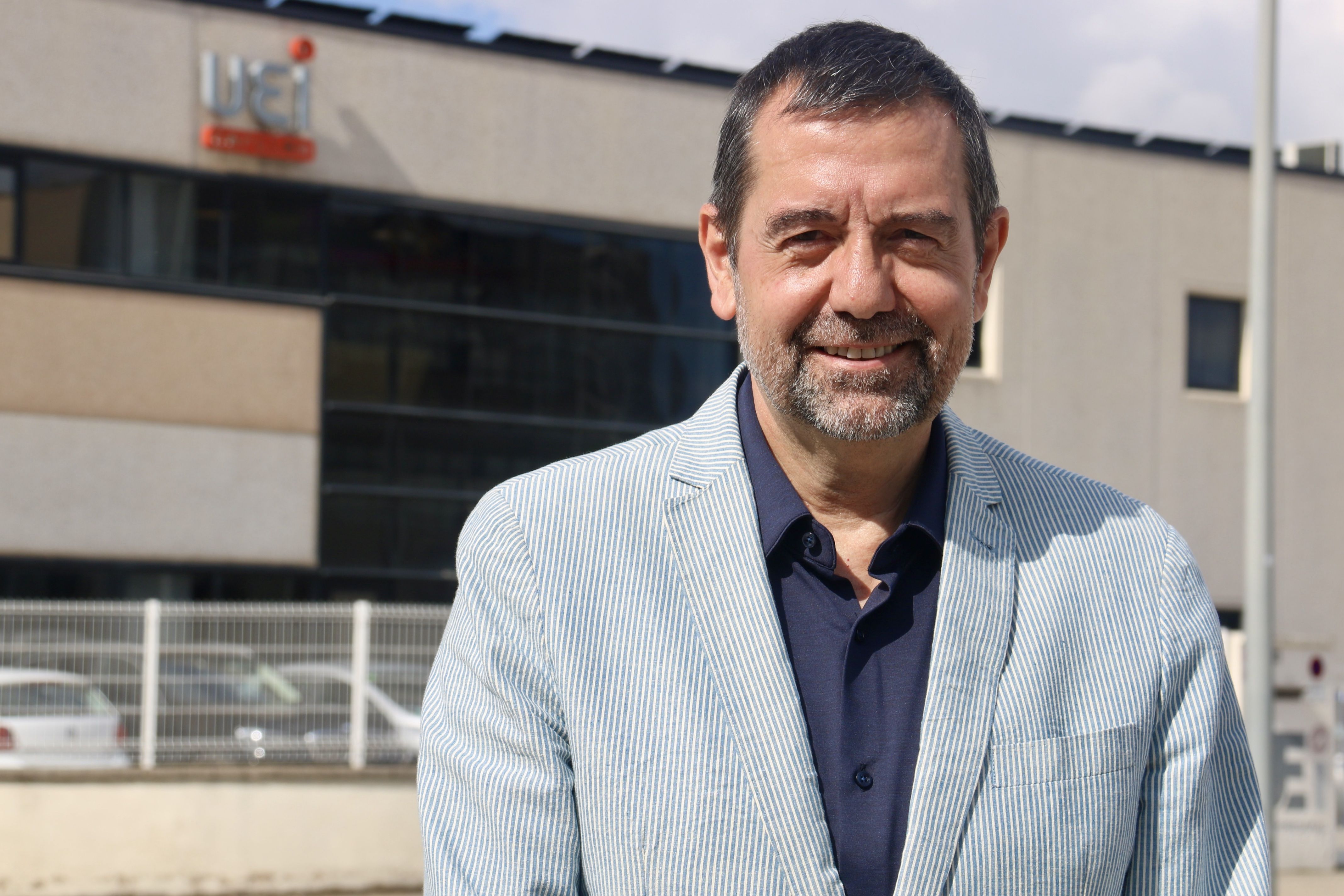El president de la Unió Empresarial Intersectorial-Cercle d’Empresaris, Pep Garcia, frente a la sede de la patronal, en Granollers | ACN