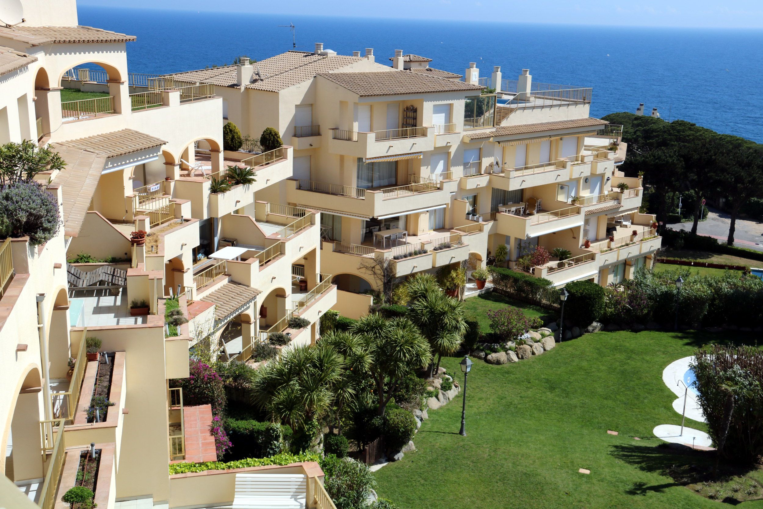 Un bloque de apartamentos frente al mar, en Sant Feliu de Guíxols | ACN Un bloque de apartamentos frente al mar, en Sant Feliu de Guíxols | ACN