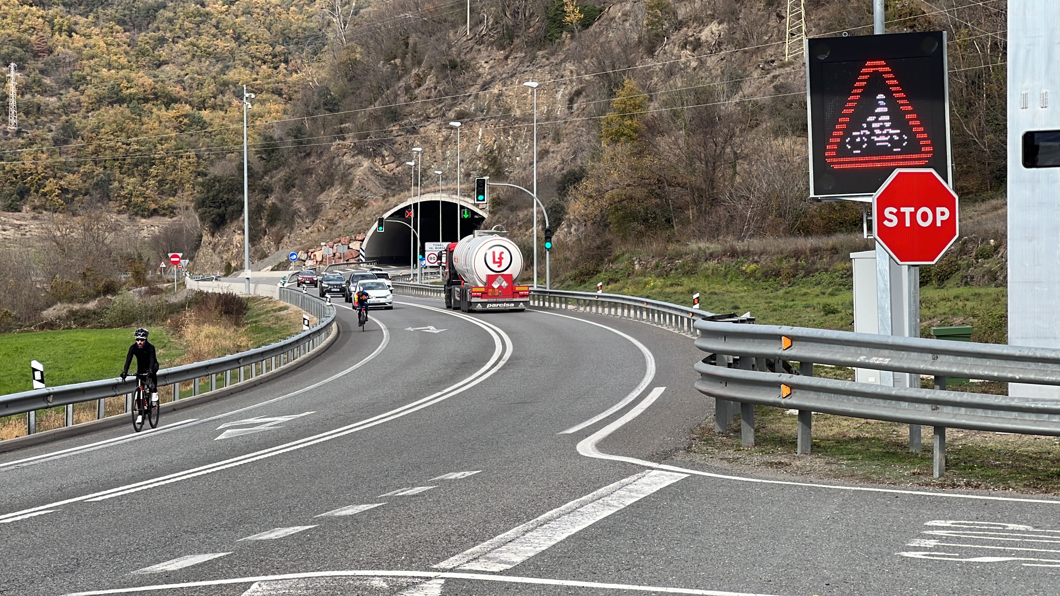 Un ciclista circulant per l'N-145 | ACN Un ciclista circulant per l'N-145 | ACN