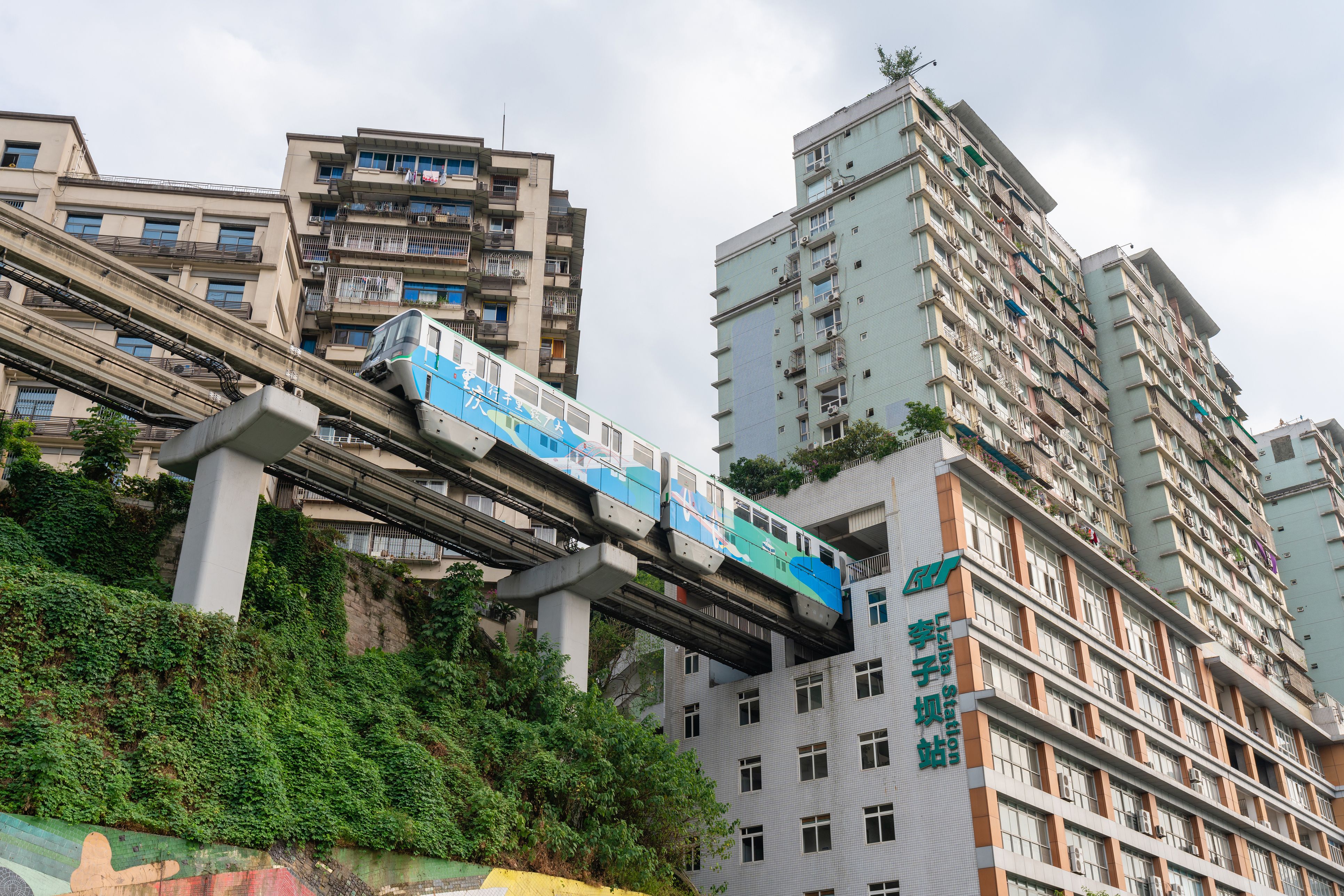 La estación de metro de Liziba, en Chongqing, atraviesa un edificio de 19 plantas | iStock La estación de metro de Liziba, en Chongqing, atraviesa un edificio de 19 plantas | iStock