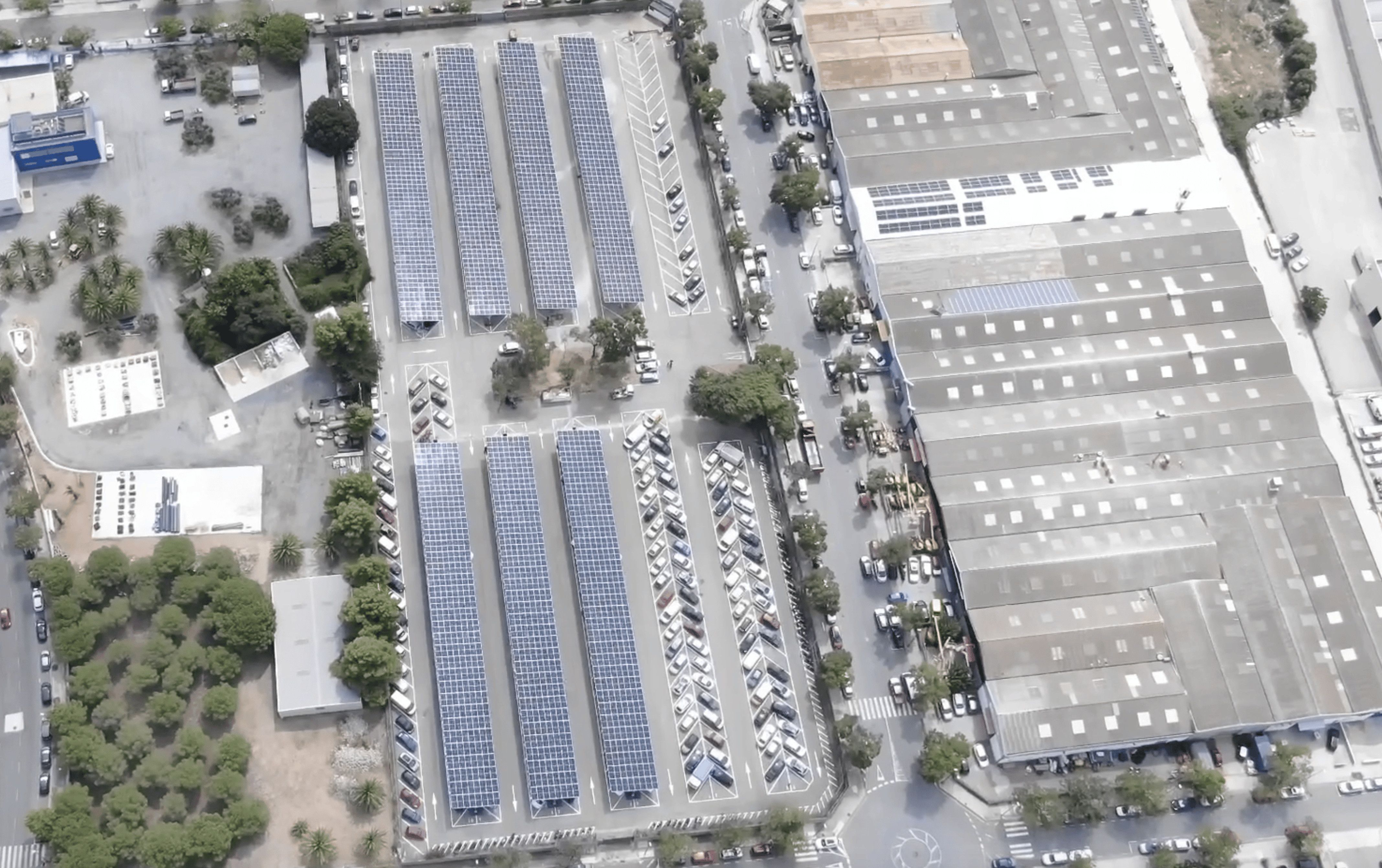 Vista aérea de la mayor planta fotovoltaica de Reus, ubicada en el depósito de vehículos municipal | ACN