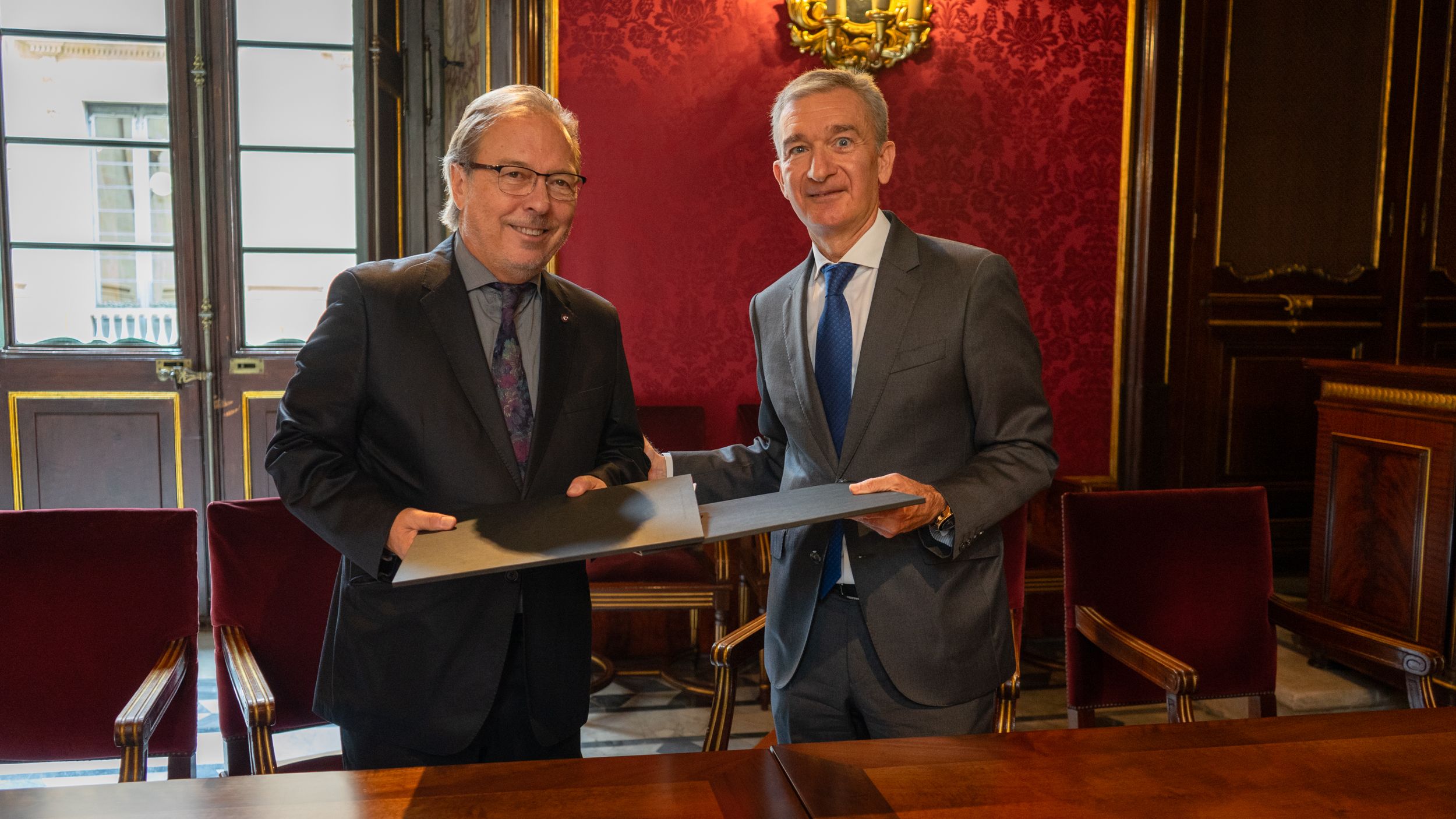 Firma del acuerdo entre el presidente de la Cámara de Barcelona, Josep Santacreu, y el consejero delegado de Ibercaja, Víctor Iglesias | Cedida Firma del acuerdo entre el presidente de la Cámara de Barcelona, Josep Santacreu, y el consejero delegado de Ibercaja, Víctor Iglesias | Cedida