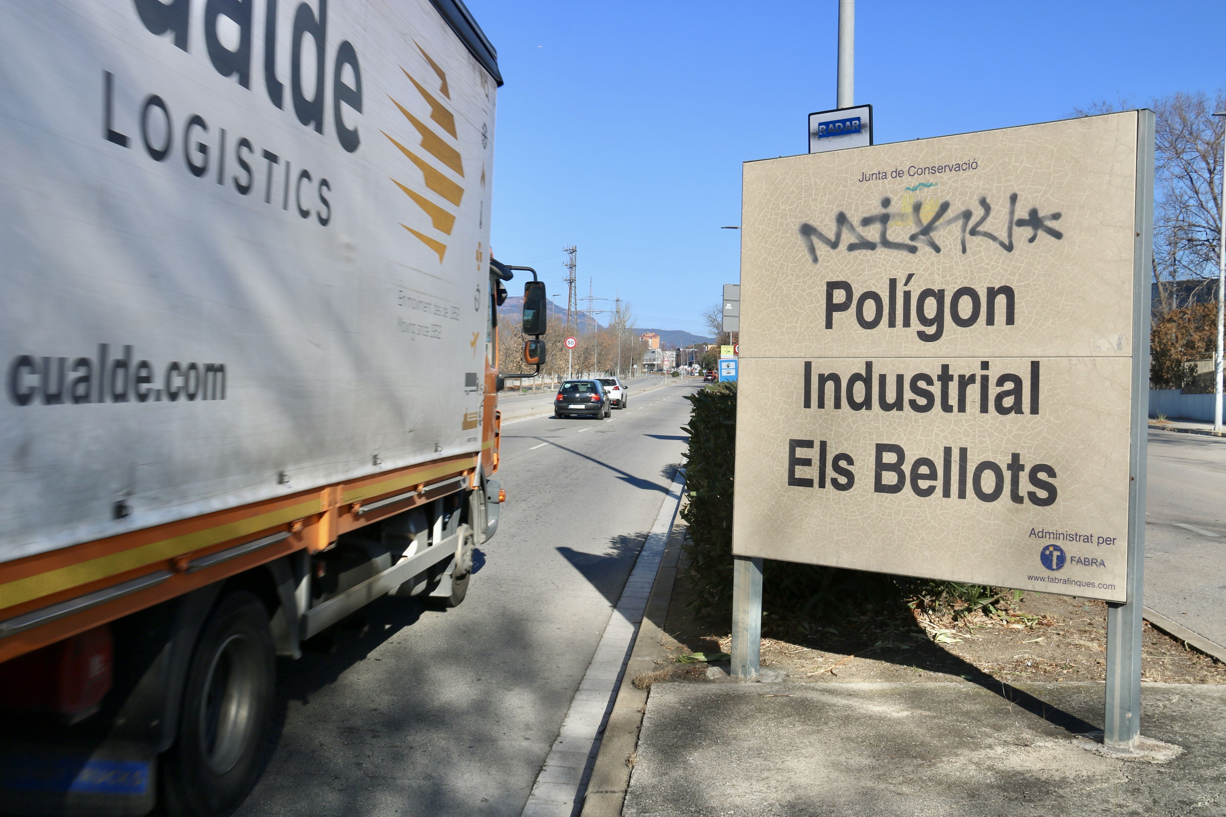 Un camió passa al costat del cartell d'entrada al polígon dels Bellots, a Terrassa | ACN Un camió passa al costat del cartell d'entrada al polígon dels Bellots, a Terrassa | ACN