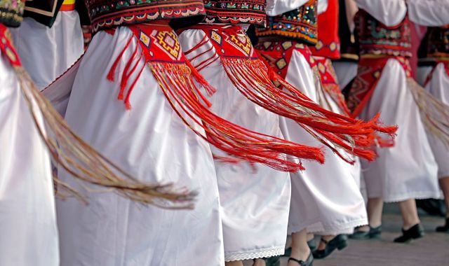 Dansa tradicional romanesa amb vestits específics | iStock Dansa tradicional romanesa amb vestits específics | iStock
