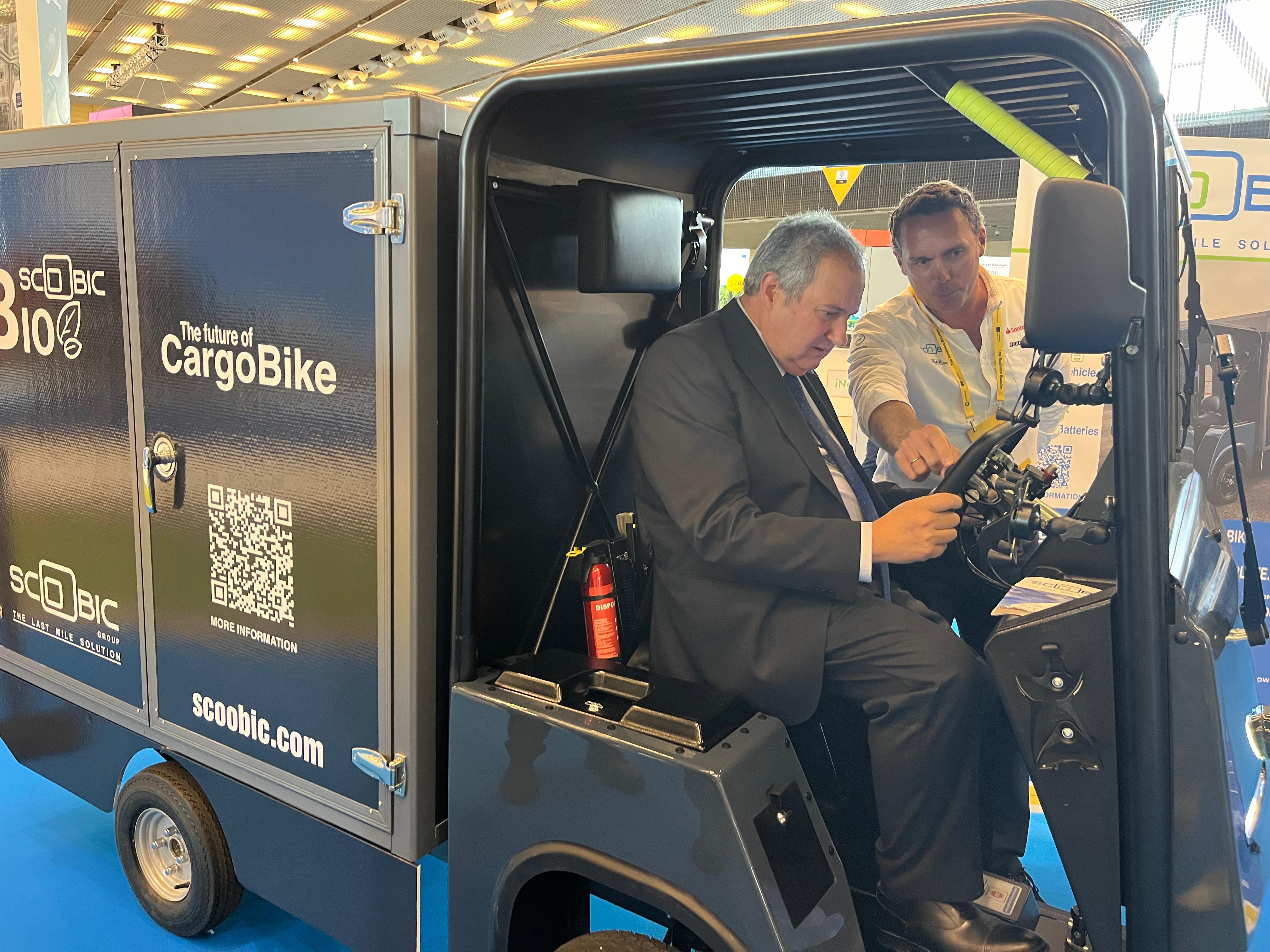 El ministro Jordi Hereu probando la 'CargoBike' de Scoobik | VIA Empresa El ministre Jordi Hereu provant la 'CargoBike' de Scoobik | <apertium-notrans>VÍA Emprendida</apertium-notrans>
