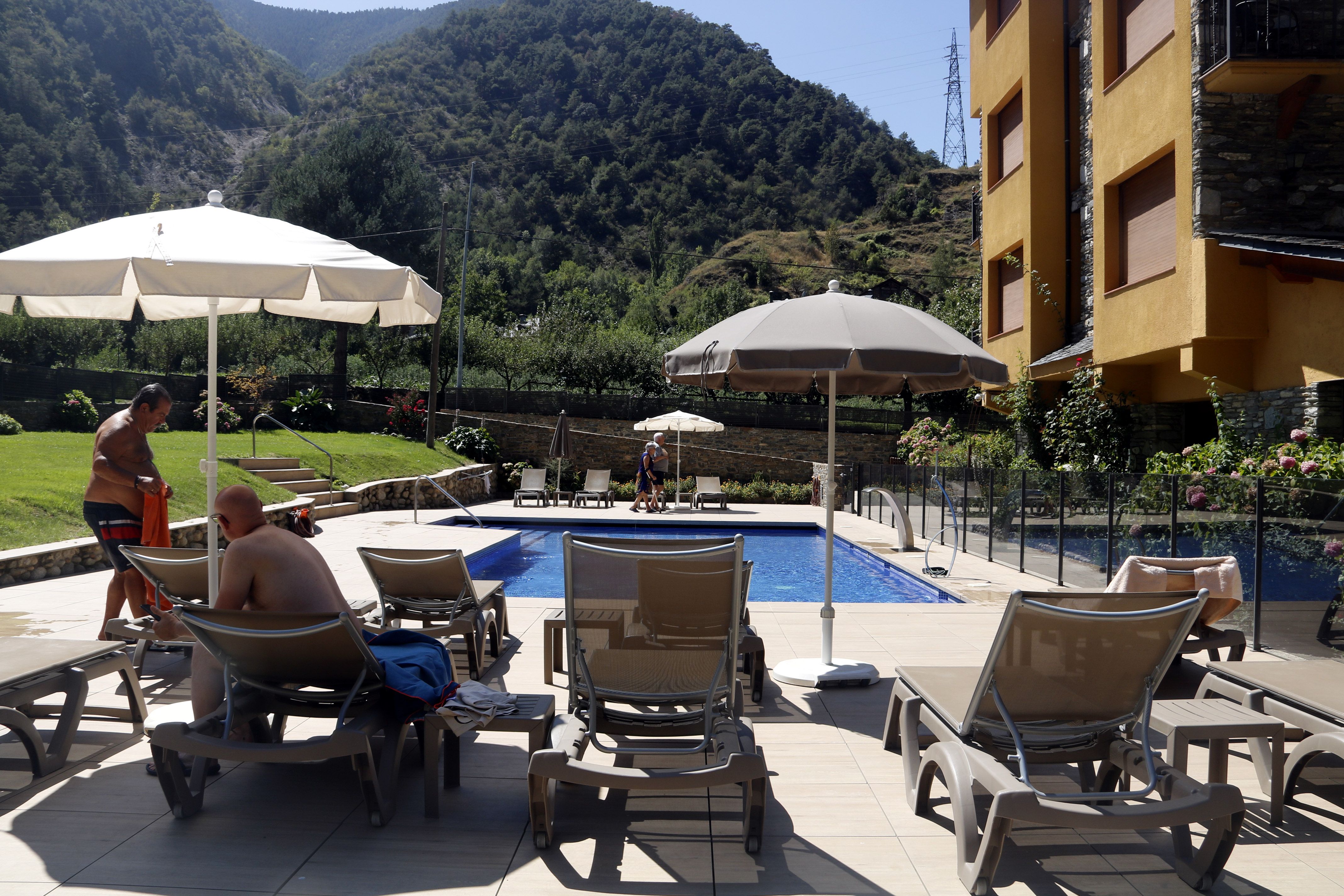 Turistes a la piscina d'un hotel al Pallars Sobirà | ACN Turistes a la piscina d'un hotel al Pallars Sobirà | ACN