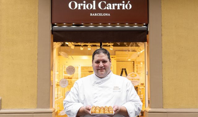 L'Oriol es dedica a la creació de deliciosos dolços com a mestre pastisser L'Oriol es dedica a la creació de deliciosos dolços com a mestre pastisser