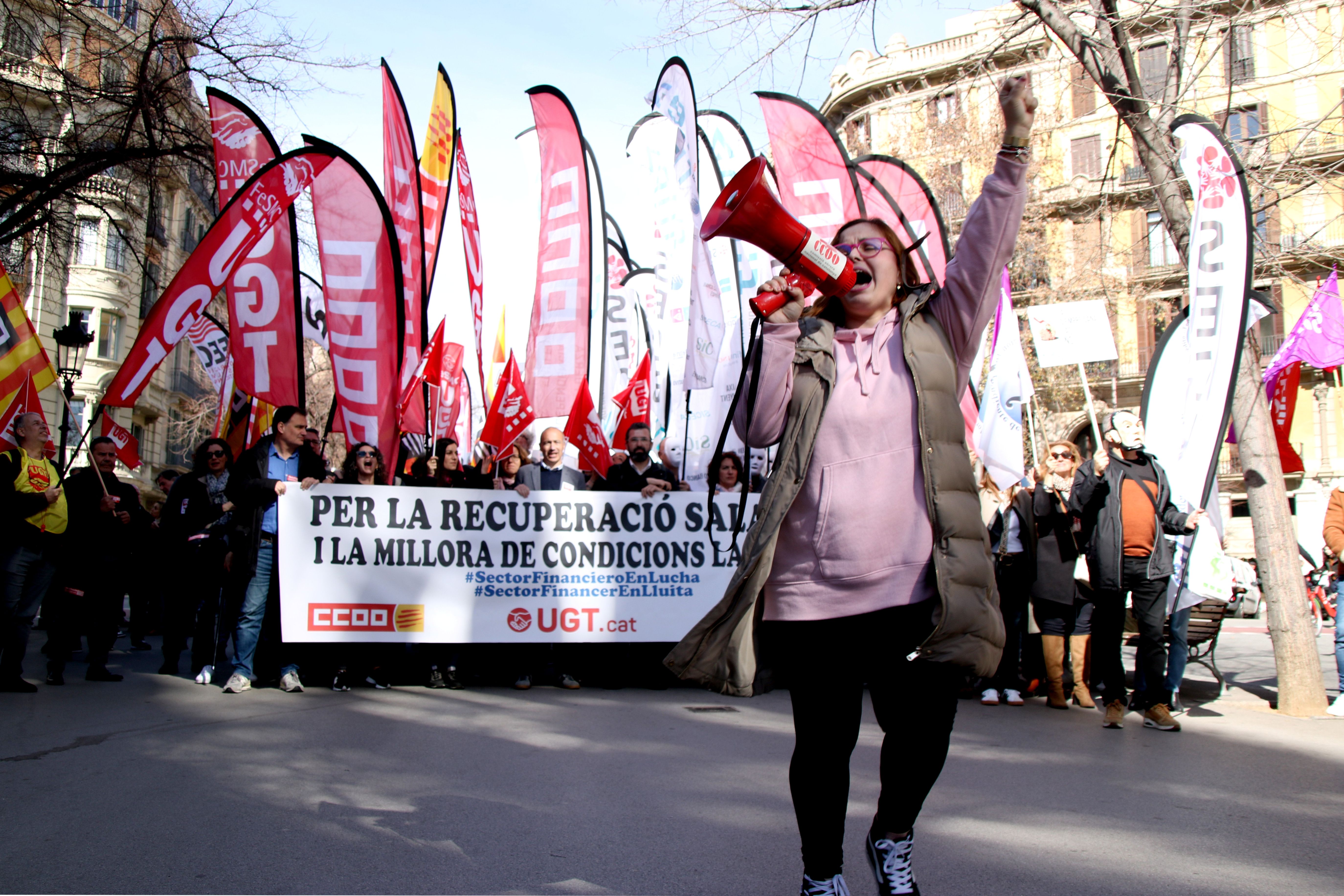 La mobilització dels treballadors de la banca per la Rambla Catalunya, a Barcelona | ACN La mobilització dels treballadors de la banca per la Rambla Catalunya, a Barcelona | ACN